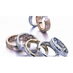 Steel and rhodium rings with exhibitor