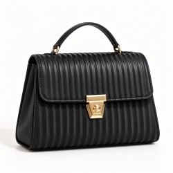 Borsa nera con rilievo verticale e chiusura dorata