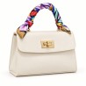 Bolso claro con pañuelo multicolor en el asa
