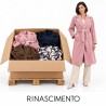 RINASCIMENTO al por mayor: palet y modelo con ropa de invierno del surtido. Imagen representativa