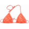 Parte superior de bikini suelta en color coral. Fotografía real del surtido