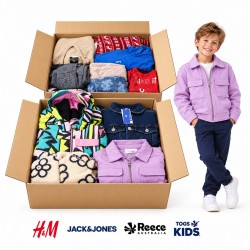 Lote de ropa infantil de invierno: dos cajas y modelo ilustrativo