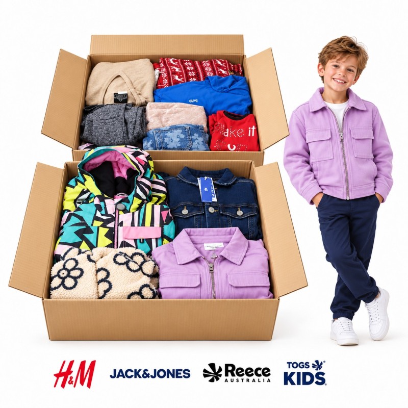Lotto abbigliamento invernale bambini: due scatole e modello illustrativo