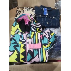 Foto real del surtido: chaqueta estampada y chaqueta vaquera
