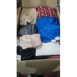 Foto real del surtido: prendas de punto y estampados de invierno