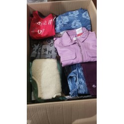 Foto real del surtido: chaqueta lila y prendas vaqueras