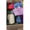 Foto real del surtido: chaqueta lila y prendas vaqueras