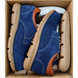 Par de zapatos azules en su caja