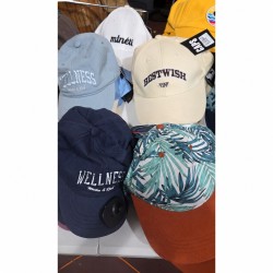 Detalle 3: Caja de 100 gorras nuevas surtidas al por mayor