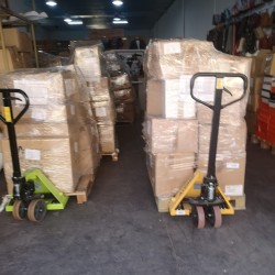 Pallet in magazzino, pronti per il carico