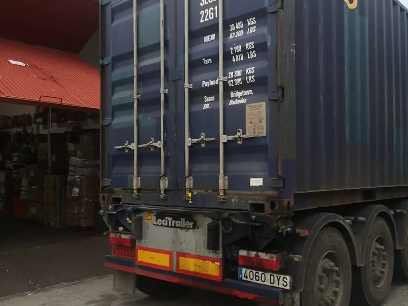 Contenedor de exportación saliendo de nuestro almacén