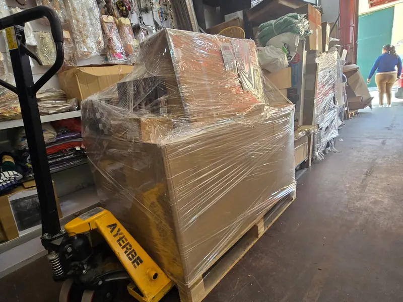 Palets de bazar en nuestro almacén, listos para salir